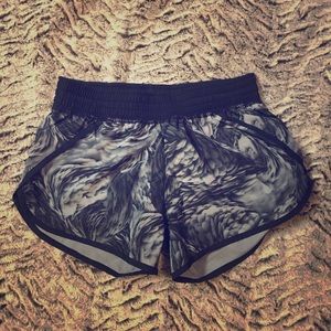 Women’s printed gym shorts